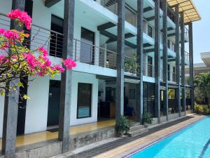 尼甘布Olanro Hotel Negombo的享有带游泳池的大楼的外部景致