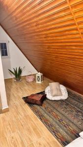 SiguatepequeCasa的一间设有木墙和地毯的房间