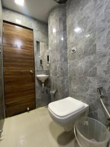 孟买Hotel Blue Wellington - Near Mumbai Airport的一间带卫生间和水槽的浴室