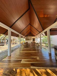 El GiganteThe Grand Mango的开放式门廊设有木制天花板和桌椅