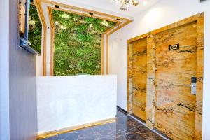 孟买Hotel Gorrion的浴室设有木门和窗户。