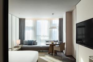 北京北京远通维景国际大酒店的客厅配有沙发和桌子
