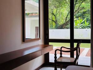 库鲁内格勒Lake Round Luxury House的客房设有书桌、椅子和窗户。