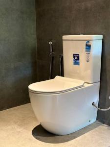 库鲁内格勒Lake Round Luxury House的浴室设有白色卫生间和墙壁