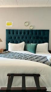 科克斯塔德PLANES的一间卧室配有一张大床和蓝色床头板