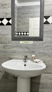 科克斯塔德PLANES的浴室设有白色水槽和镜子