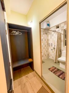 古瓦哈提Irroi Guwahati的带淋浴的浴室和玻璃门