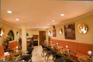 南芭堤雅Baan Souy Resort的一间在房间内配有桌椅的餐厅