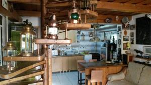 克卢日-纳波卡特兰西瓦尼亚牛仔小屋乡村民宿的一间厨房和一间带桌子的用餐室