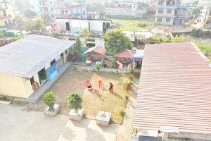 DhangadhiHotel Jiyan Hospitality Pvt. Ltd.的享有带庭院的房屋的顶部景致
