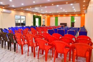 DhangadhiHotel Jiyan Hospitality Pvt. Ltd.的一间空房间,配有红色椅子和蓝色椅子