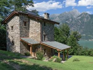 索里科Villa Rustica的一座位于一座带湖泊的小山上的古老石屋