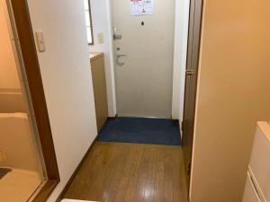 筑紫野市AO Dazaifu / Vacation STAY 61718的一个小走廊,门通向浴室
