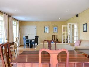彼得马里茨堡Athlone Lodge的客厅配有沙发和桌子
