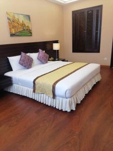 沙湾拿吉沙湾度假酒店的一间卧室设有一张大床,铺有木地板
