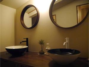 汤泽町YAKATA - Vacation STAY 58595v的一间带水槽和大镜子的浴室