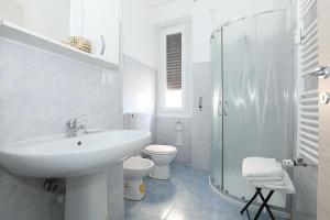 热那亚SAN MARTINO HOUSE的白色的浴室设有水槽和卫生间。