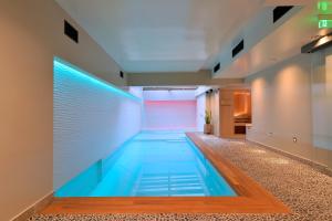 雅典Mirivili Rooms & Suites的一座建筑物中央的游泳池