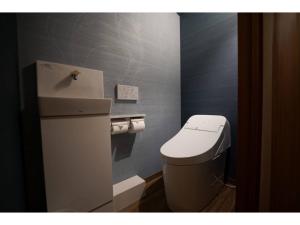 汤泽町YAKATA - Vacation STAY 58660v的一间带卫生间和水槽的小浴室