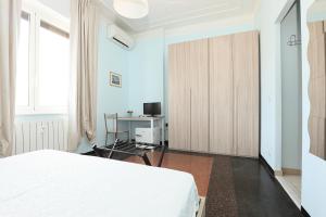 热那亚SAN MARTINO HOUSE的卧室配有白色的床和书桌