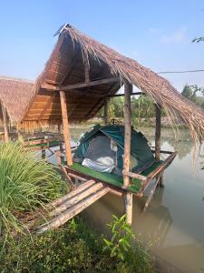 Ban Nam Lai Ta TumNADOHN Camper的一条有屋顶的船
