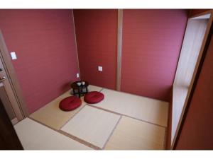 汤泽町YAKATA - Vacation STAY 58651v的小房间,地板上设有两个红色垫子