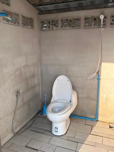 Ban Nam Lai Ta TumNADOHN Camper的一间带卫生间和软管的浴室