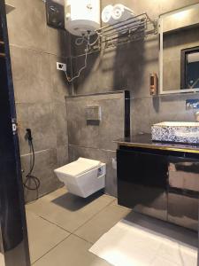 斯利那加Lieu D Amour的一间带卫生间和水槽的浴室