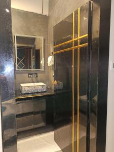 斯利那加Lieu D Amour的浴室配有盥洗盆和带镜子的淋浴
