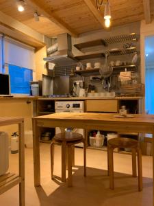 首尔liilliil Residence Seoul的厨房配有木桌和凳子