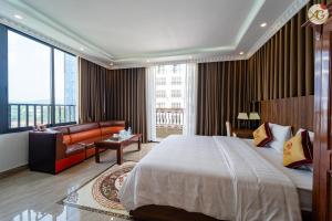 Hoàng NgàTamundi Cao Bằng- An Gia Hotel- City Center的酒店客房设有一张大床和一张沙发。