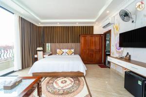 Hoàng NgàTamundi Cao Bằng- An Gia Hotel- City Center的一间卧室配有一张床和一台平面电视