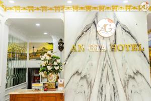 Hoàng NgàTamundi Cao Bằng- An Gia Hotel- City Center的一间拥有大理石墙的酒店大厅