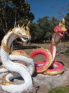 甲米镇Bangkaew Camping place bangalow的公园里的蛇雕像