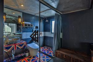 桐乡乌镇秋喜艺术酒店的带淋浴的浴室和蓝色的墙壁