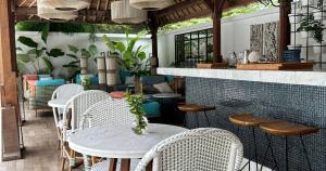 吉利特拉旺安马约私人别墅的一间设有白色桌椅的餐厅