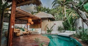 吉利特拉旺安马约私人别墅的一个带游泳池和庭院的别墅