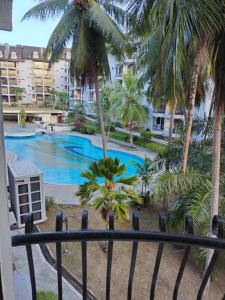 瓜埠CAMELIA HOLIDAY APARTMENT的设有一个游泳池的度假村阳台,享有风景