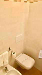 里米尼Hotel Alessi** Rimini的一间带卫生间和水槽的小浴室