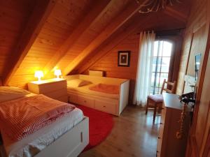 LathumChalet Familienzeit的小木屋内的卧室,配有床和窗户