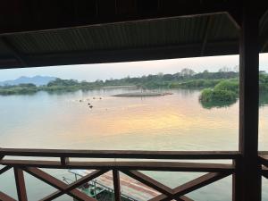 Muang KhôngHappy bangalow riverside的从窗户可欣赏到河流美景