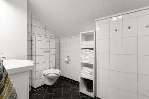 康斯博3 Bedroom Appartment Close To The Technologypark and University的白色的浴室设有卫生间和水槽。