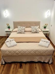 奥佩拉B&B Italo House的一间卧室配有一张大床和两张桌子