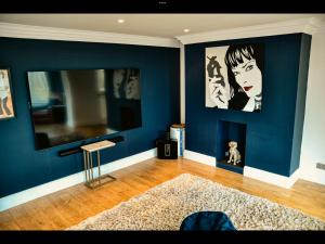 劳斯Brackenborough Lakes Resort的客厅拥有蓝色的墙壁和地毯。
