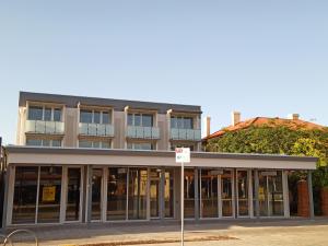 Port Adelaide塞玛佛尔水滨公寓的前方有玻璃门的建筑
