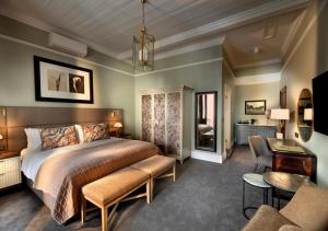 开普敦The Winchester Hotel by NEWMARK的一间卧室设有一张床和一间客厅。