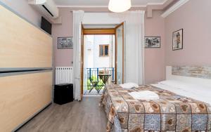 索伦托奥斯坦乐岁妮酒店的一间带两张床的卧室和一个阳台