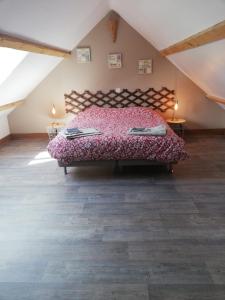 谢尔河畔圣乔治La Grange de la Chaise的阁楼上的卧室配有一张大床