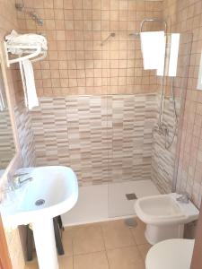 圣玛丽亚港阿拉哈海滩旅馆的一间带水槽、卫生间和淋浴的浴室