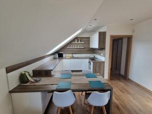 斯祖贝莱克Apartmán Art的厨房以及带桌椅的用餐室。